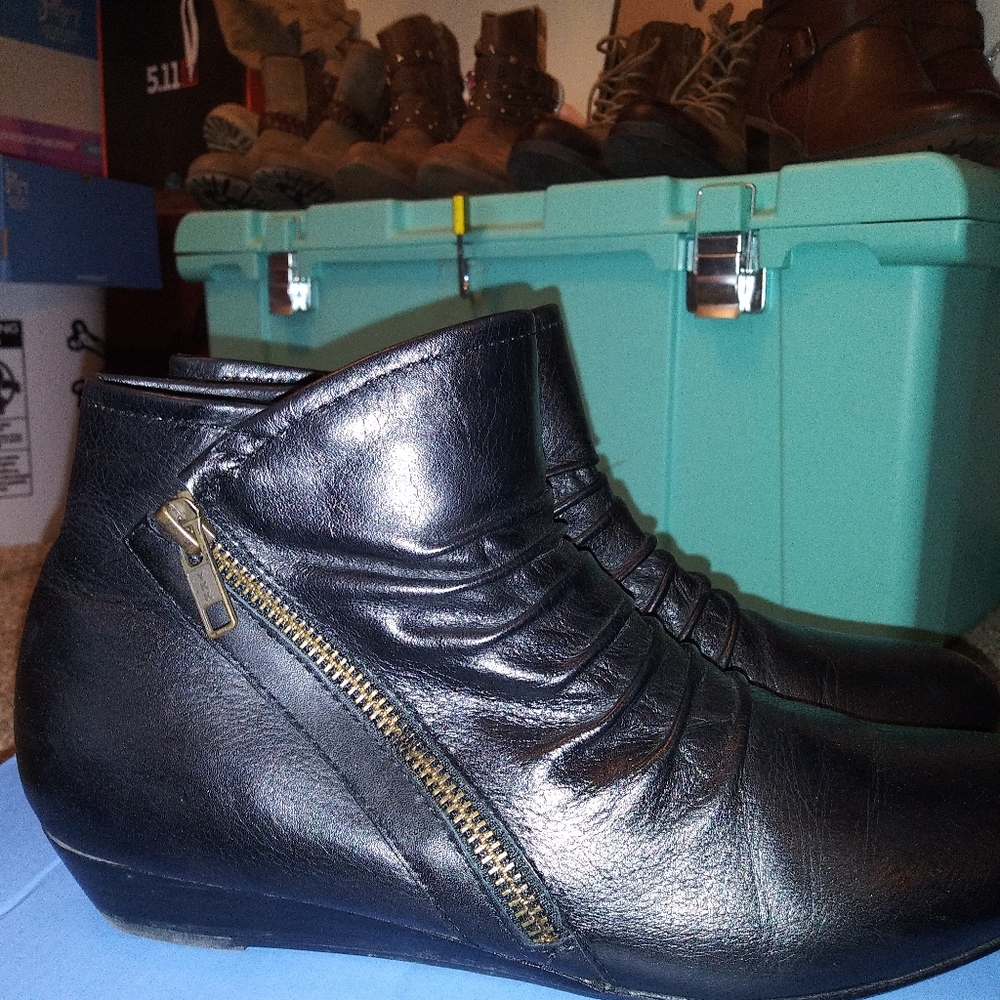 Boots - Picture 5 of 5